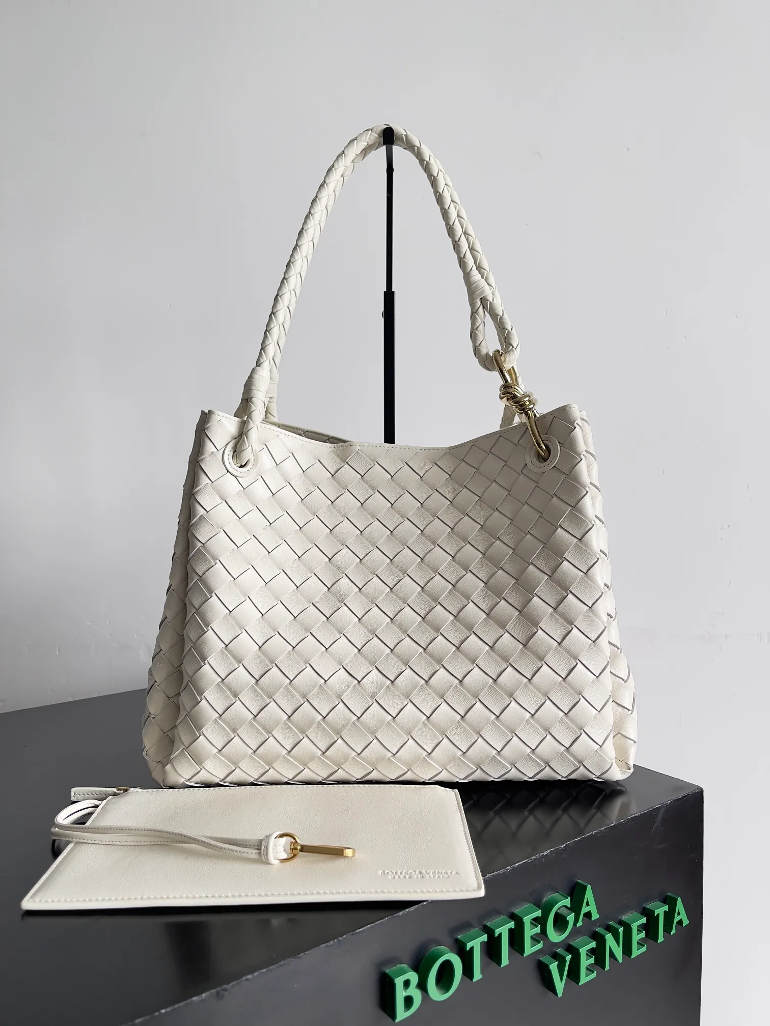 Batch 2660 24 early autumn new model Andiamo Parachute is made of a whole piece of woven leather. It is processed by folding stitching at the four corners. # Craftsmanship and creativity. The large size is atmospheric and practical. One of the must-selects for BV. It has a large space, can hold a computer, the shoulder strap is thick, and the upper shoulder is very comfortable. The large parachute can be carried on the body and can be carried on the body. The upper body is versatile and cute☺️ Style number: 796571 Size: 30*26*20cm